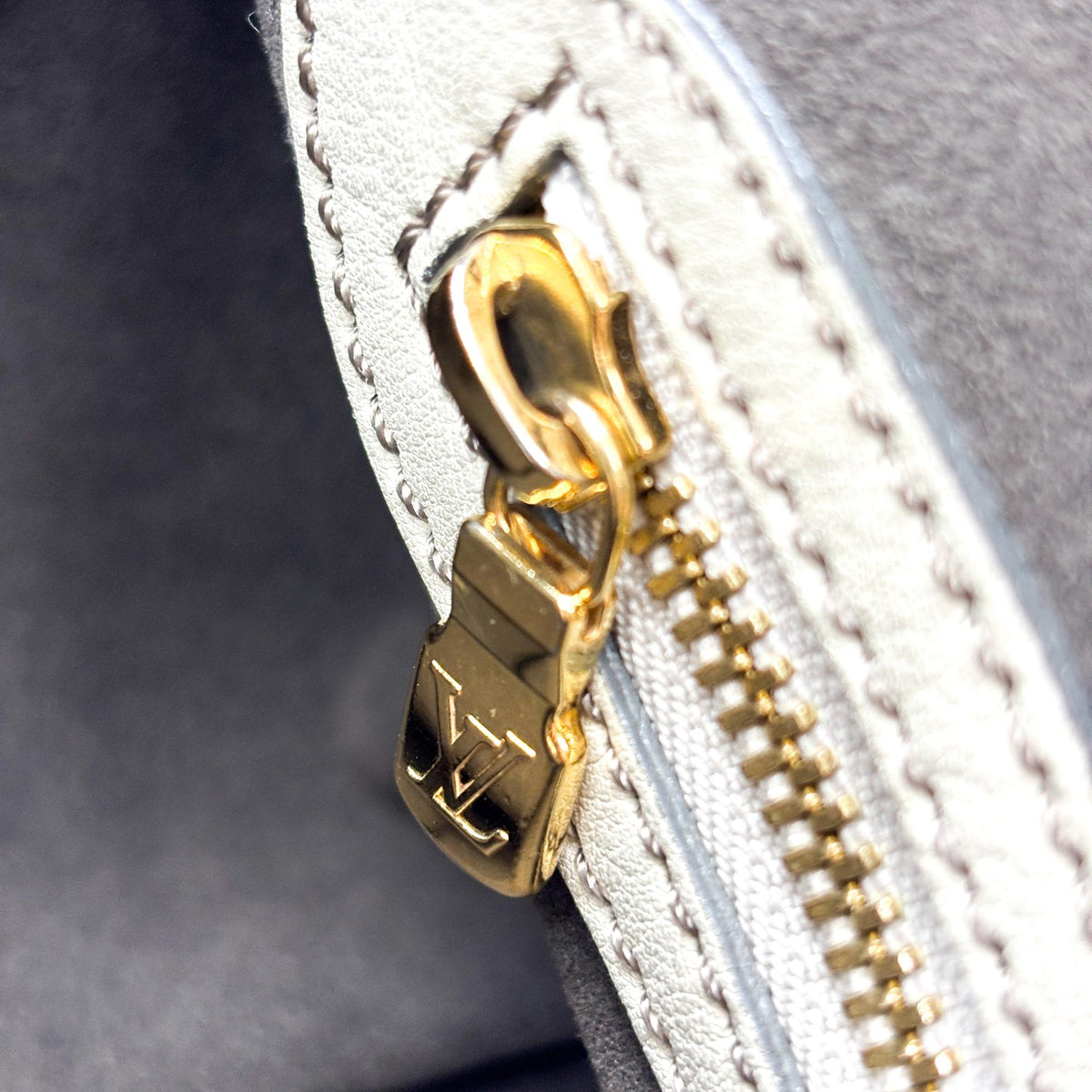 Louis Vuitton L Hobo Mahina Leather Beige Leather Shoulder Bag Bag (Pre-Owned)
