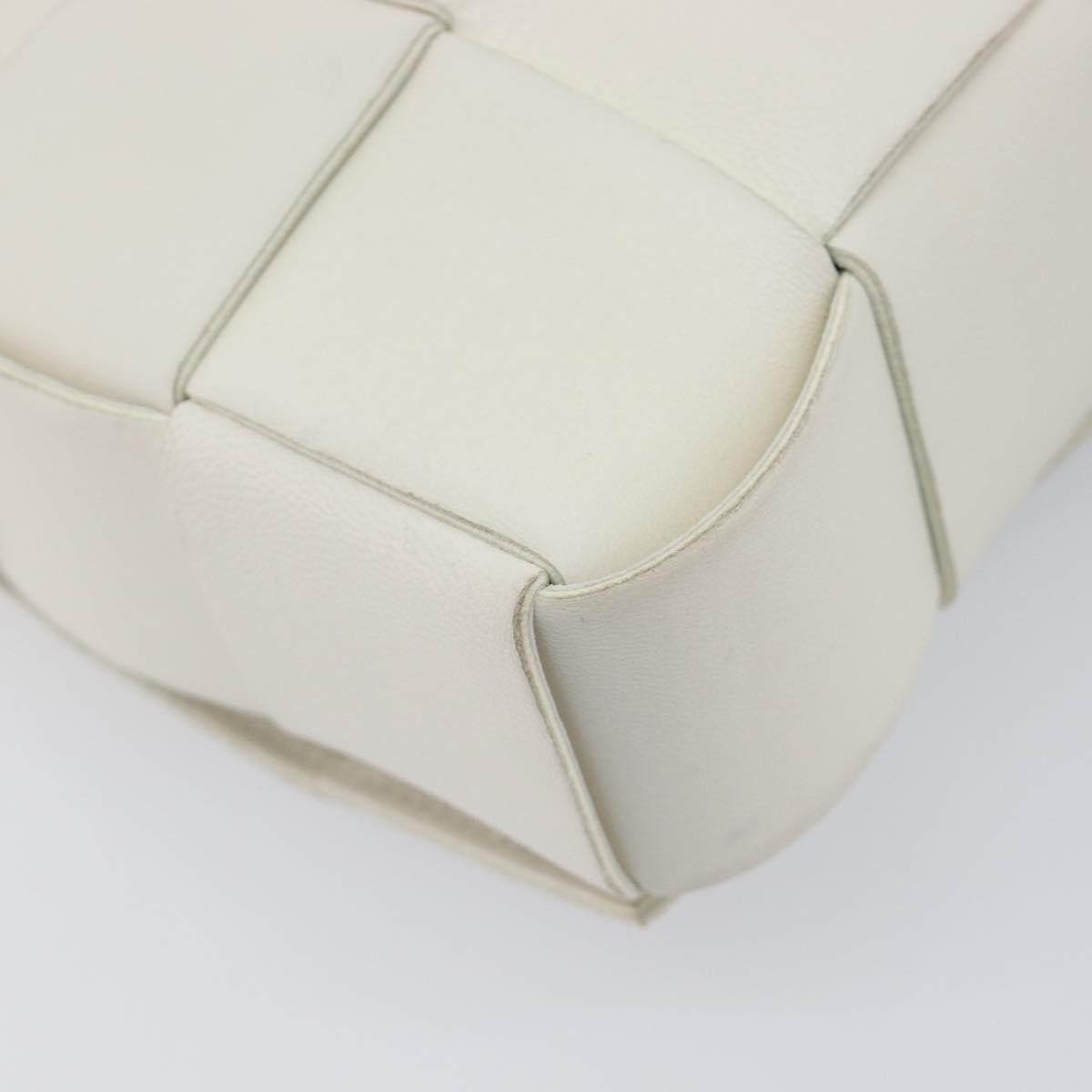 Bottega Veneta Cassette Maxi Intrecciato Leather White Leather Crossbody Bag Bag (Pre-Owned)
