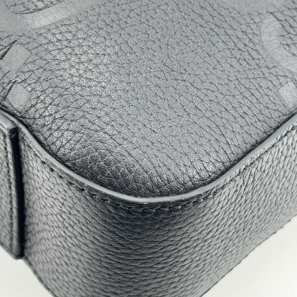 Gucci Convertible Jumbo Gg Embossed Leather Black Leather Tote Bag Bag (Pre-Owned)