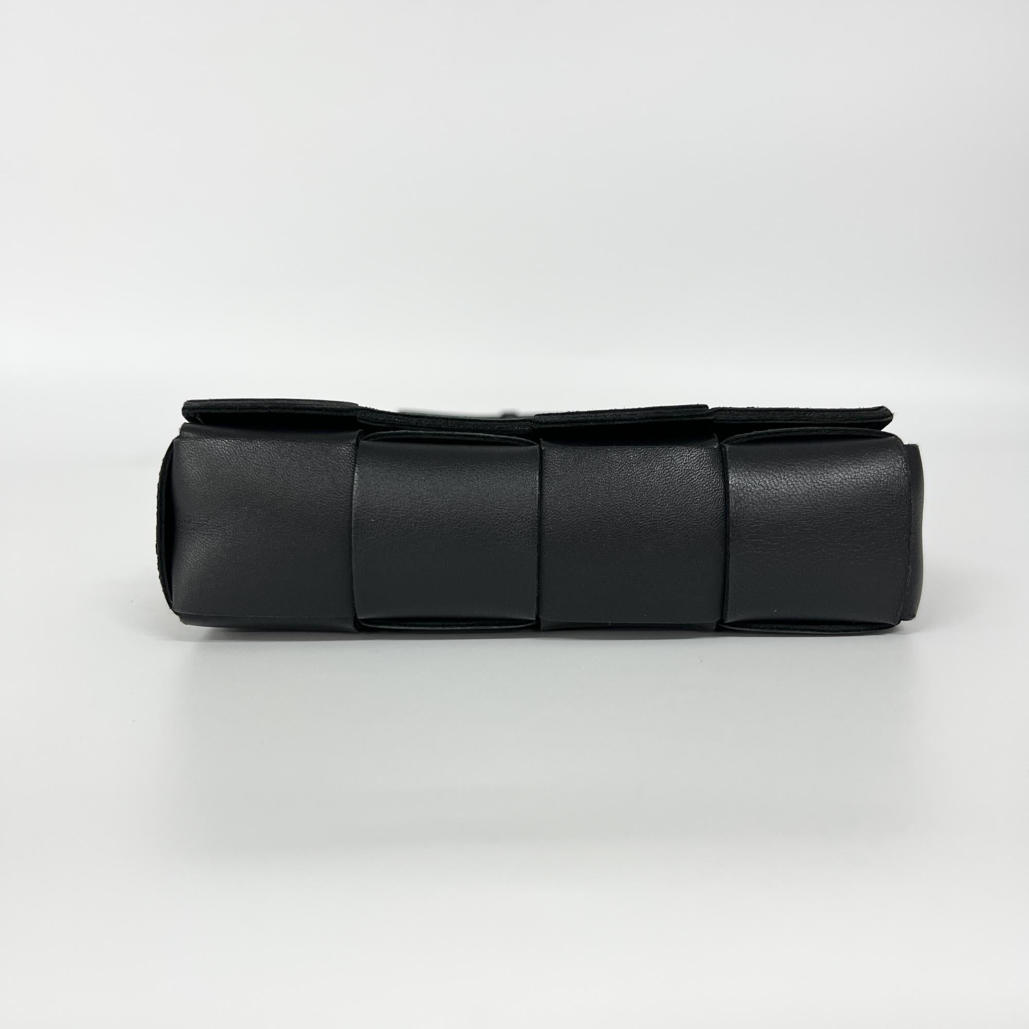 Bottega Veneta Cassette Belt Maxi Intrecciato Leather Black Leather Clutche & Pouche Bag (Pre-Owned)