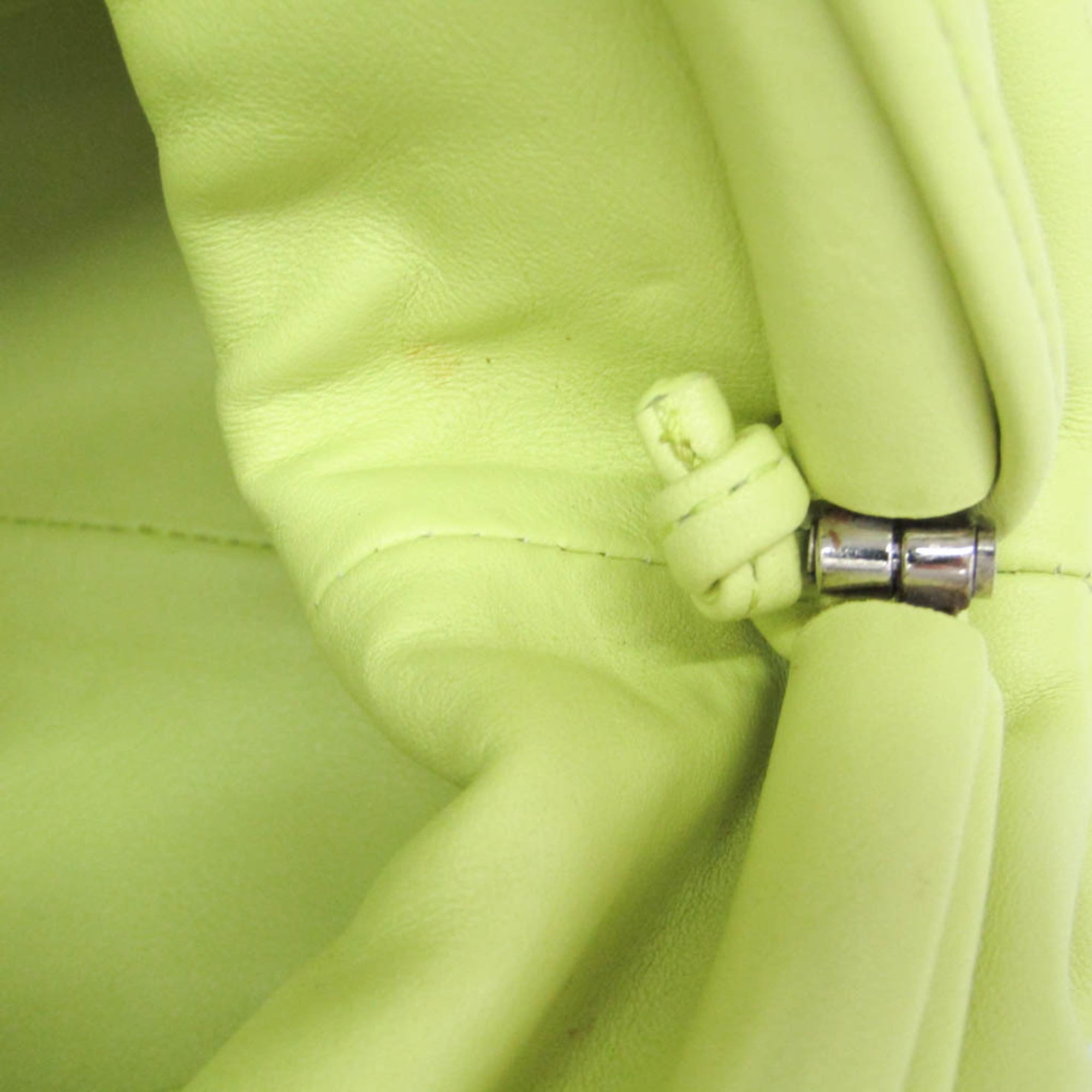 Bottega Veneta The Pouch Leather Green Leather Clutche & Pouche Bag (Pre-Owned)
