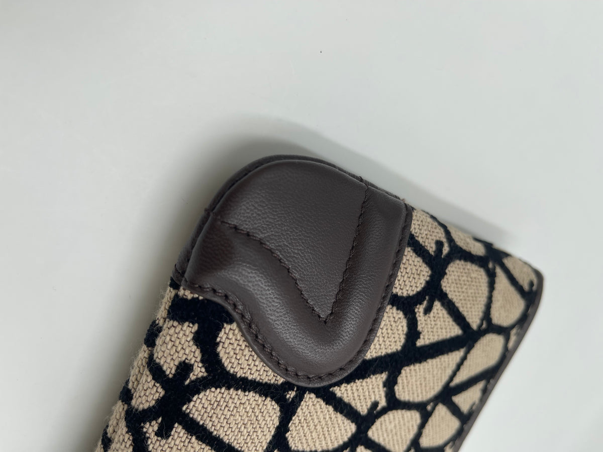 Valentino Garavani Valentino Pouche Vlogo Canvas Brown Canvas Clutche & Pouche Bag (Pre-Owned)