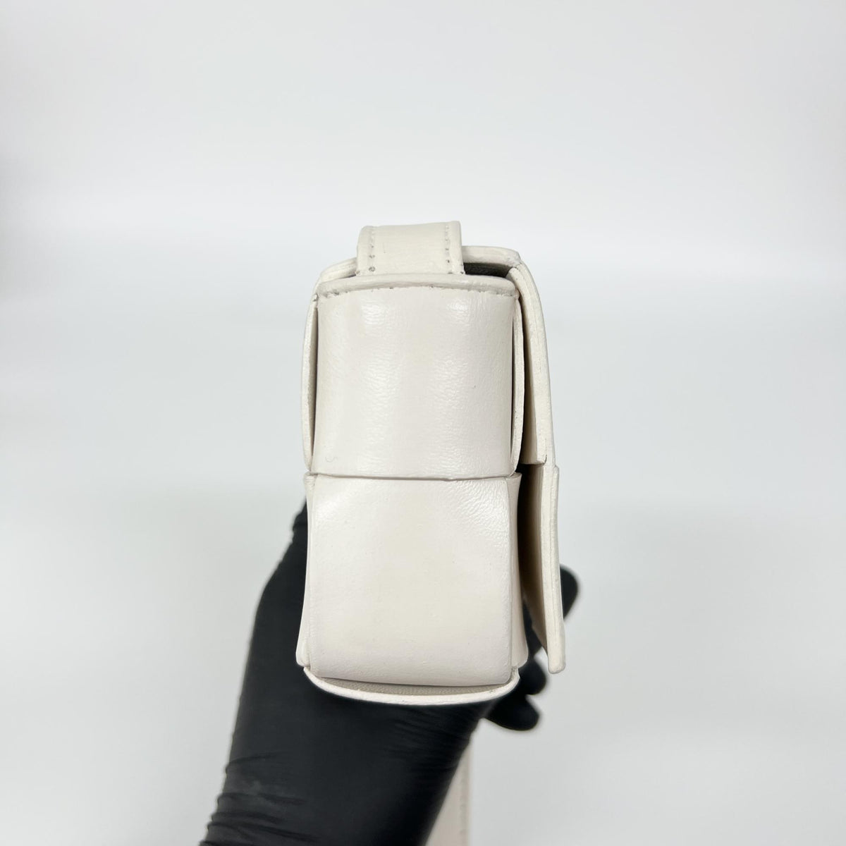 Bottega Veneta Cassette Maxi Intrecciato Leather White Leather Crossbody Bag Bag (Pre-Owned)