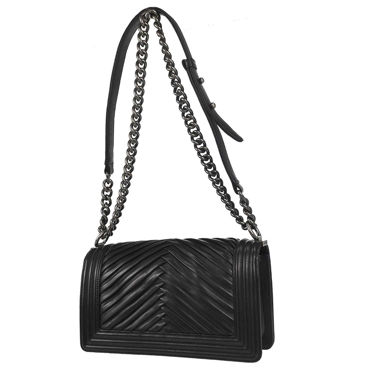 Chanel Boy Chanel Quilted Black Leather Shoulder Bag Bag (Pre-Owned)