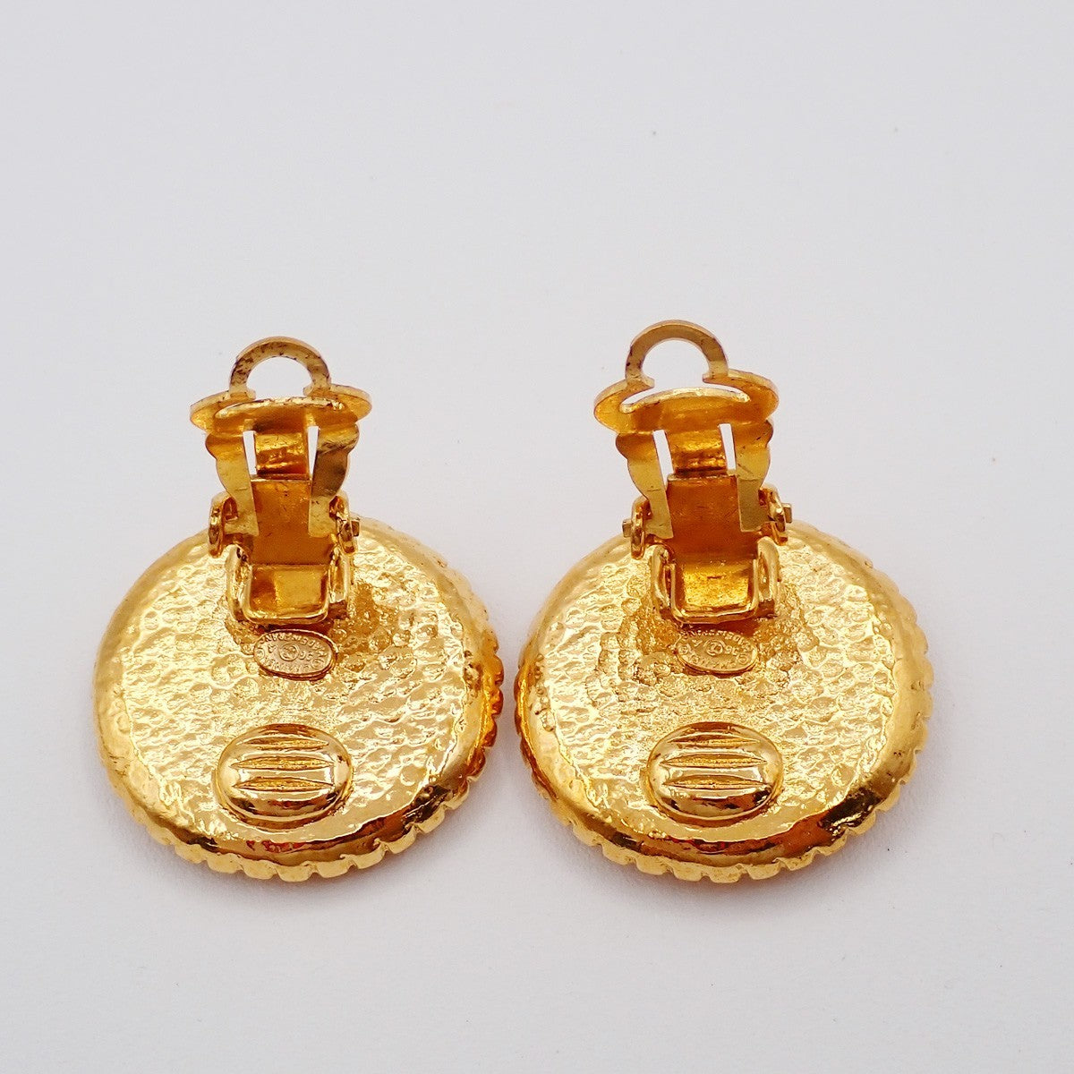 Chanel Vintage Cc Round Button Clip-On Metal Gold Gold_Plated Earrings Jewelry (Pre-Owned)