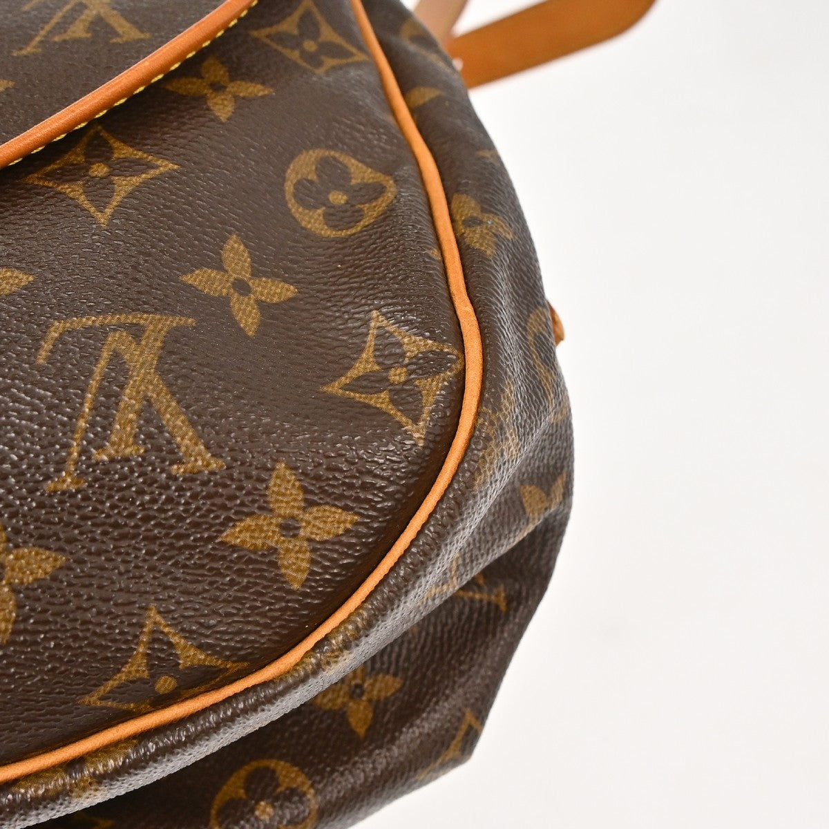 Louis Vuitton Saumur Monogram Brown Canvas Shoulder Bag Bag (Pre-Owned)