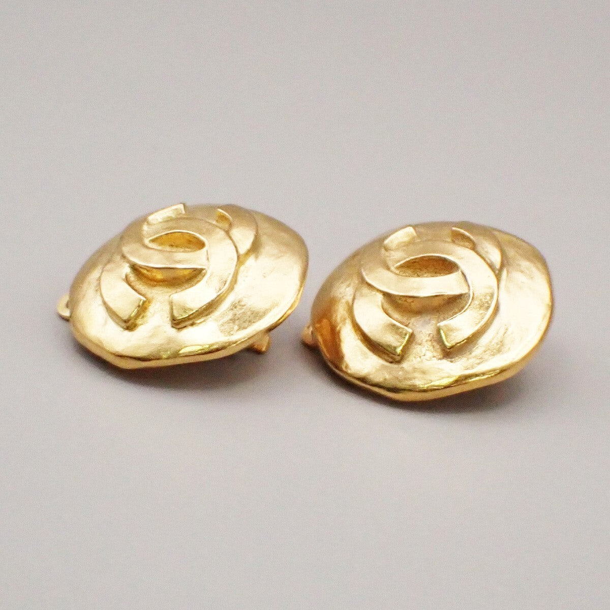 Chanel Vintage Cc Round Clip-On Metal Gold Gold_Plated Earrings Jewelry (Pre-Owned)
