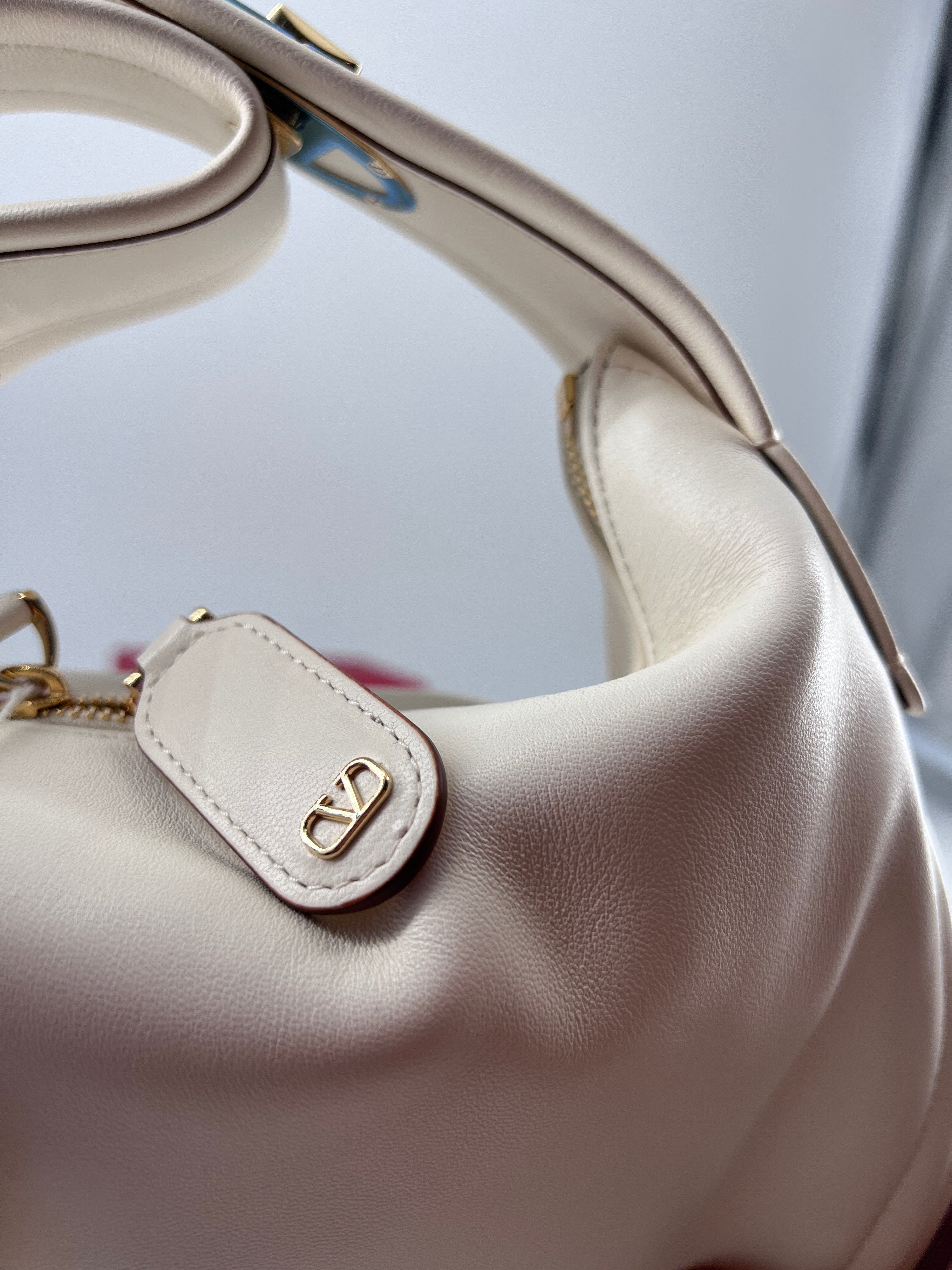 Valentino Garavani Ruffle Leather White Leather Shoulder Bag Bag (Pre-Owned)