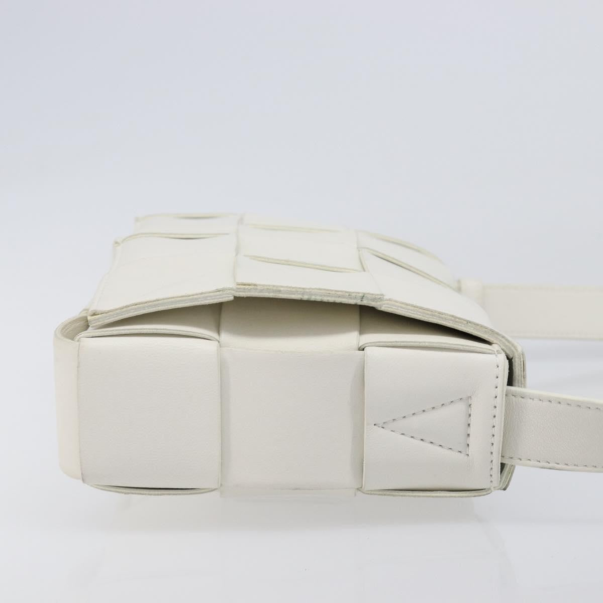 Bottega Veneta Cassette Maxi Intrecciato Leather White Leather Crossbody Bag Bag (Pre-Owned)