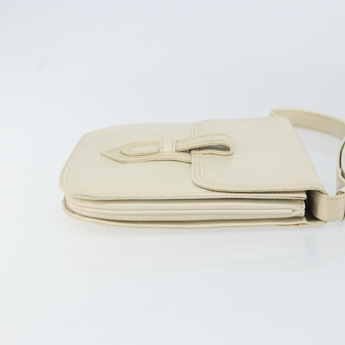 Saint Laurent Vintage Leather White Leather Shoulder Bag Bag (Pre-Owned)