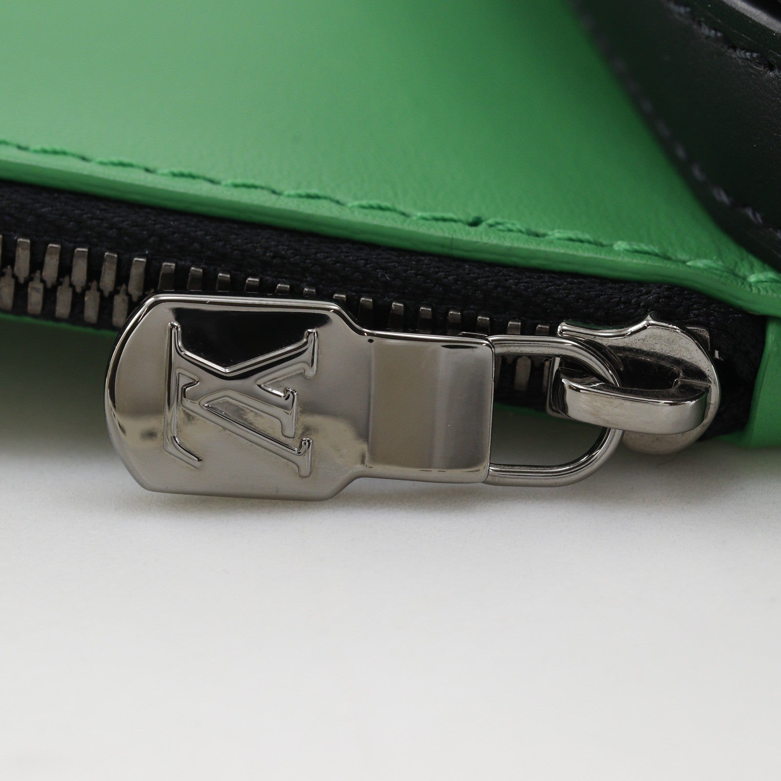 Louis Vuitton Avenue Sling Bag Nm Monogram Canvas Black Canvas Shoulder Bag Bag (Pre-Owned)