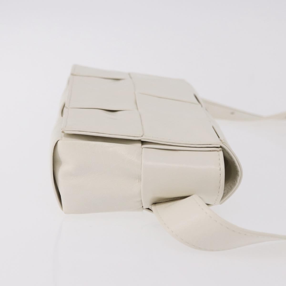 Bottega Veneta Cassette Belt Maxi Intrecciato Leather White Leather Clutche & Pouche Bag (Pre-Owned)