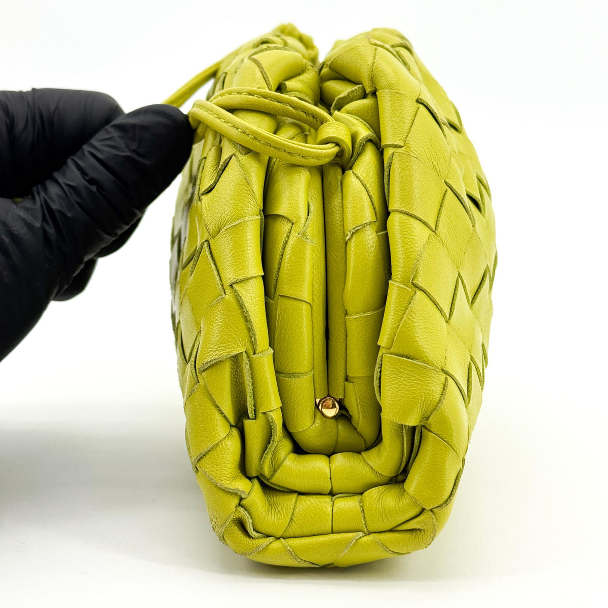 Bottega Veneta The Pouch Intrecciato Nappa Green Leather Clutche & Pouche Bag (Pre-Owned)