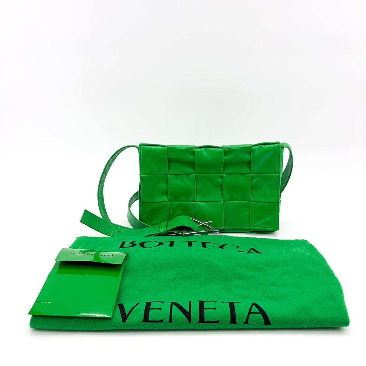 Bottega Veneta Cassette Maxi Intrecciato Leather Green Leather Crossbody Bag Bag (Pre-Owned)