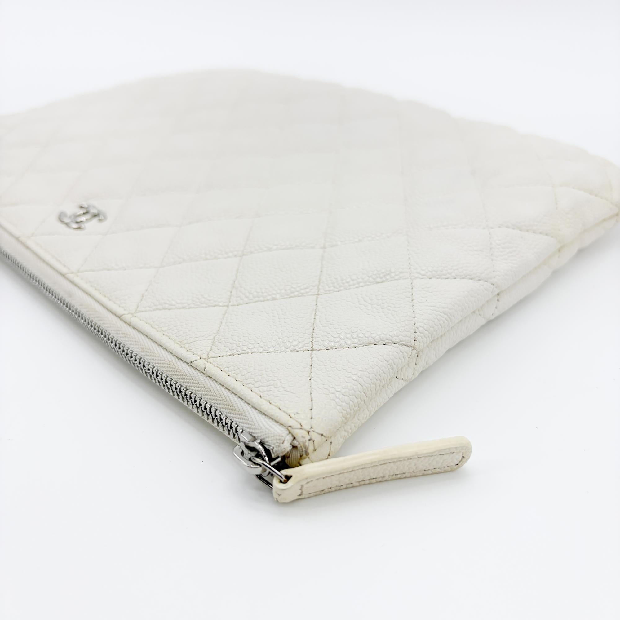 Chanel Classic O Case Quilted Caviar White Leather Clutche & Pouche Bag (Pre-Owned)