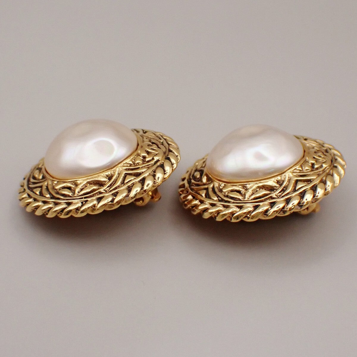 Chanel Vintage Round Chain Clip-On Metal With Faux Pearl Gold Gold_Plated Earrings Jewelry (Pre-Owned)