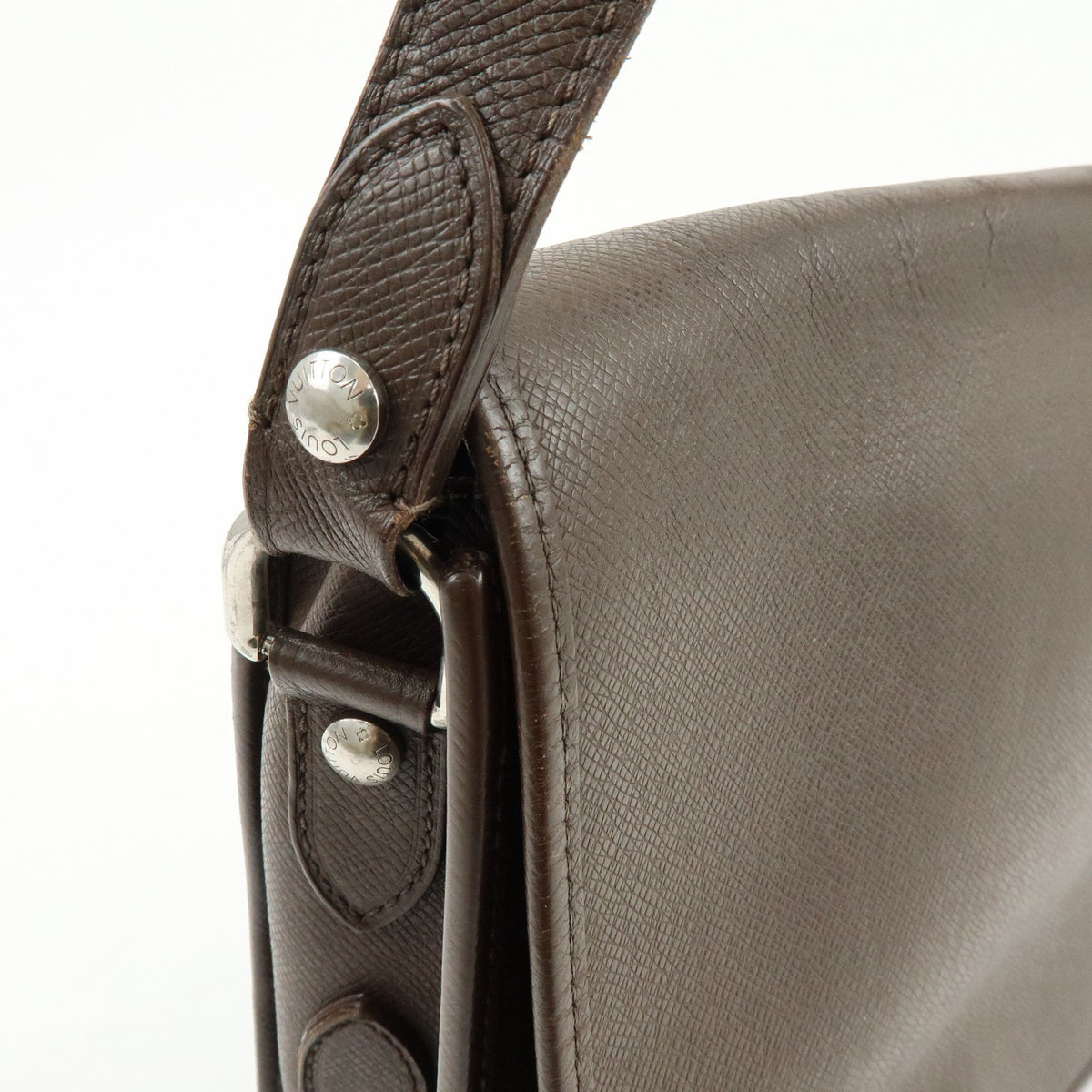 Louis Vuitton Andrei Messenger Taiga Leather Brown Leather Handbag (Pre-Owned)