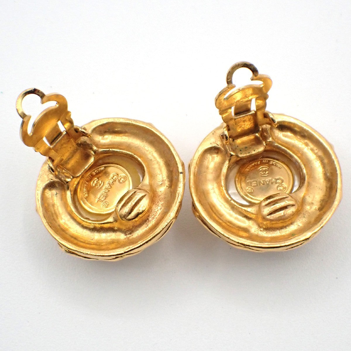 Chanel Vintage Round Clip-On Metal With Faux Pearl Gold Gold_Plated Earrings Jewelry (Pre-Owned)