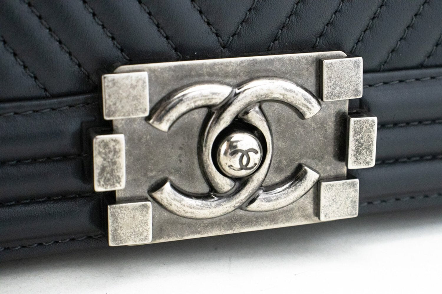 Chanel Boy Flap Chevron Calfskin Gray Calfskin Shoulder Bag Bag (Pre-Owned)