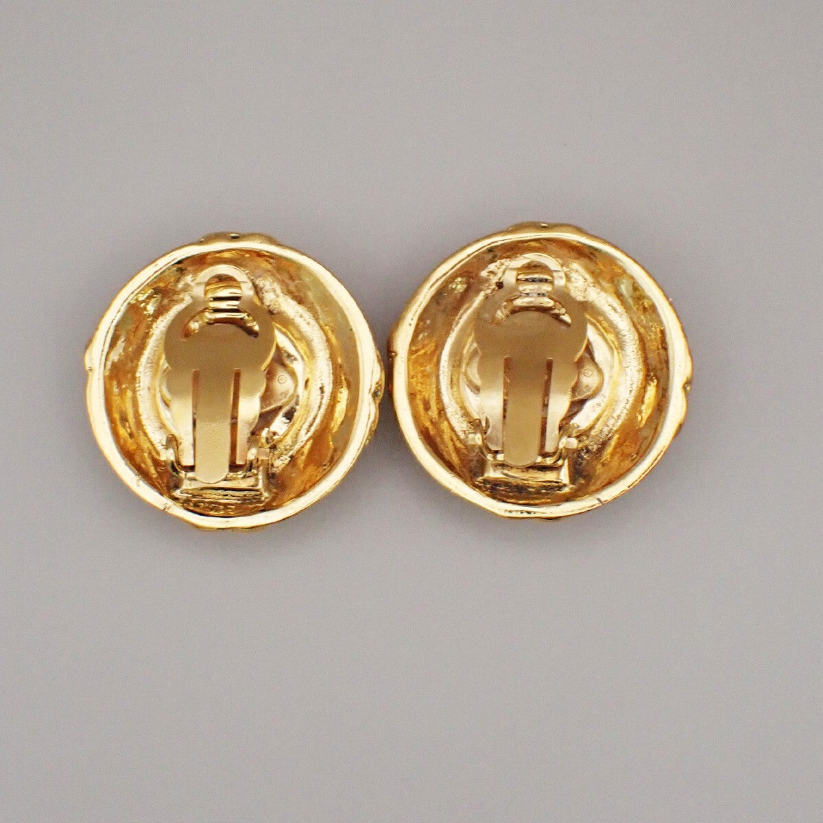 Chanel Vintage Round Clip-On Metal With Faux Pearl Gold Gold_Plated Earrings Jewelry (Pre-Owned)