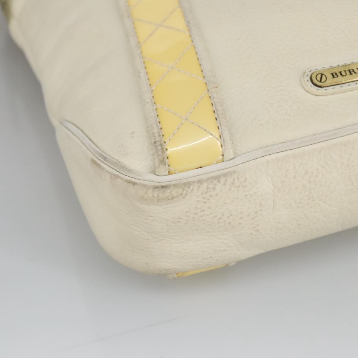 Burberry Vintage Leather White Leather Shoulder Bag Bag (Pre-Owned)