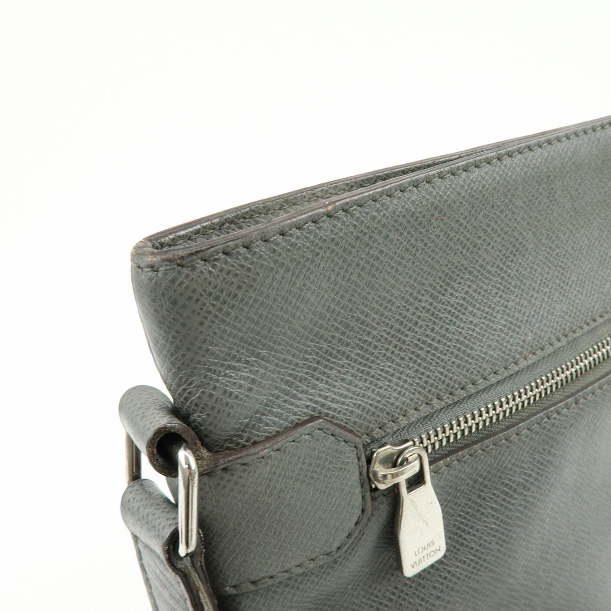 Louis Vuitton Sasha Taiga Leather Gray Leather Handbag (Pre-Owned)