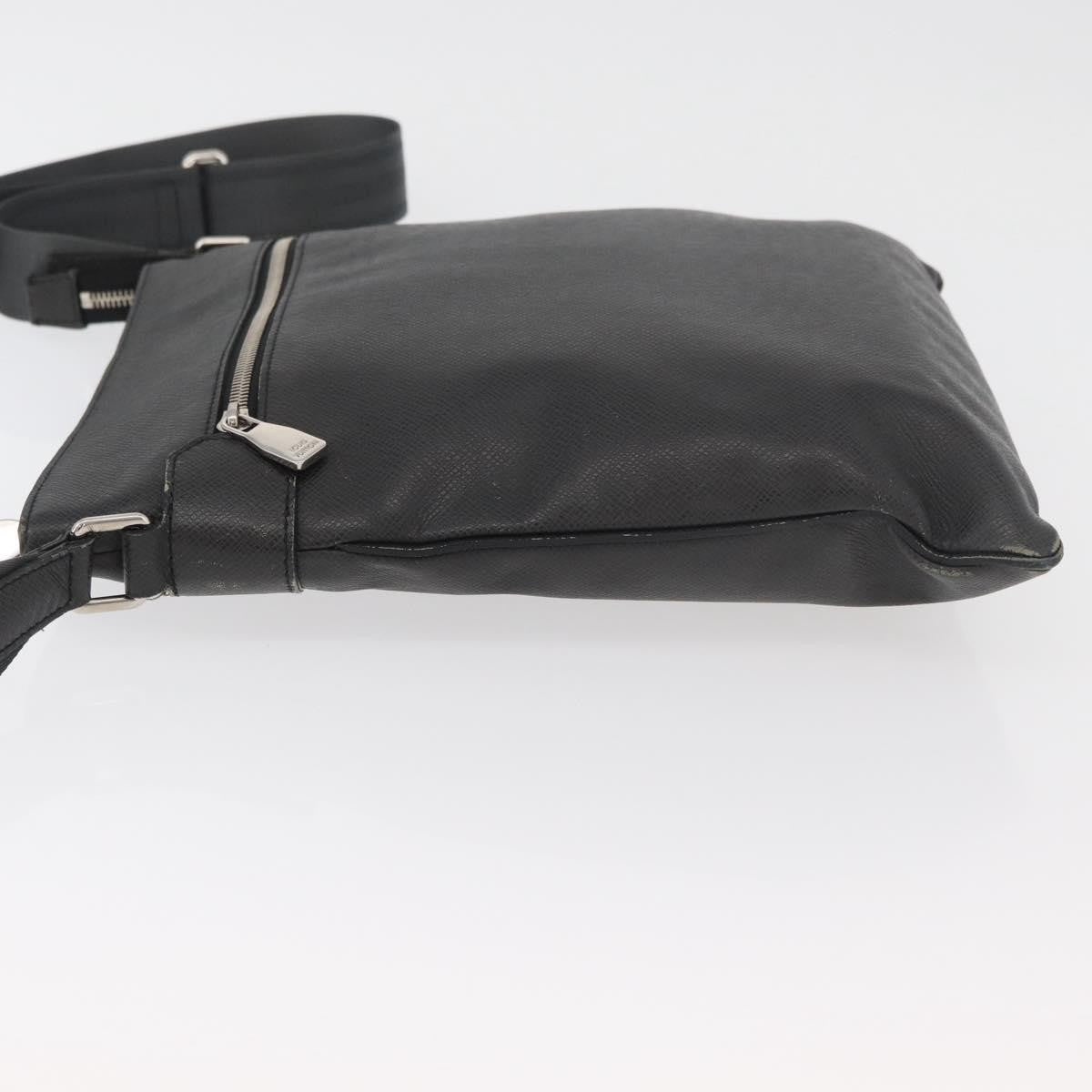 Louis Vuitton Sasha Taiga Leather Black Leather Handbag (Pre-Owned)