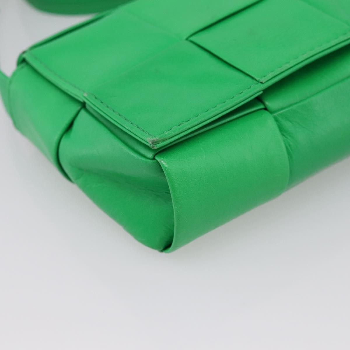 Bottega Veneta Cassette Maxi Intrecciato Leather Green Leather Clutche & Pouche Bag (Pre-Owned)