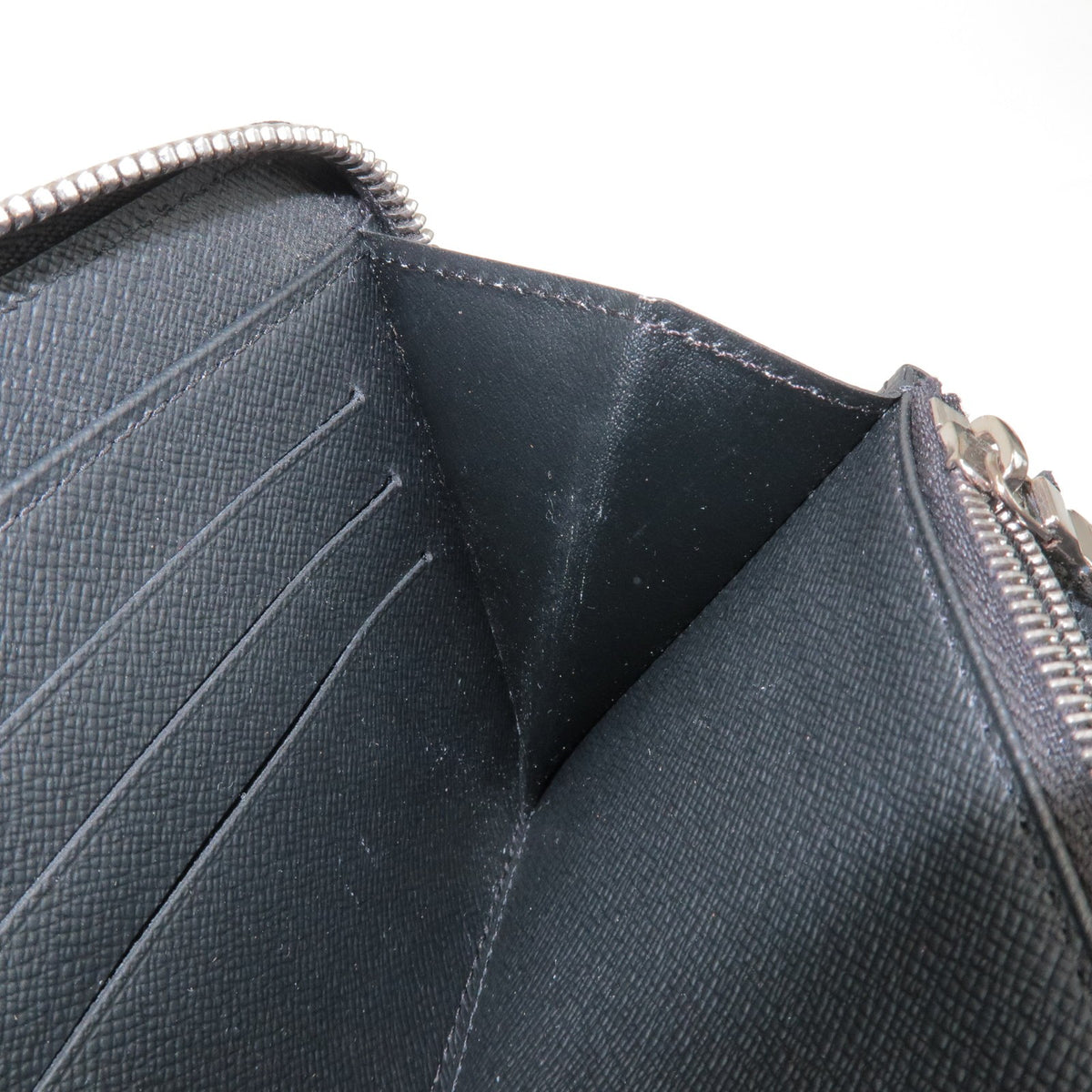Louis Vuitton Zippy Organizer Taiga Leather Black Leather Wallets Accessory (Pre-Owned)