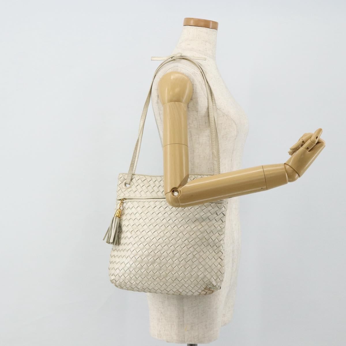 Bottega Veneta Intrecciato Shoulder Leather White Leather Shoulder Bag Bag (Pre-Owned)