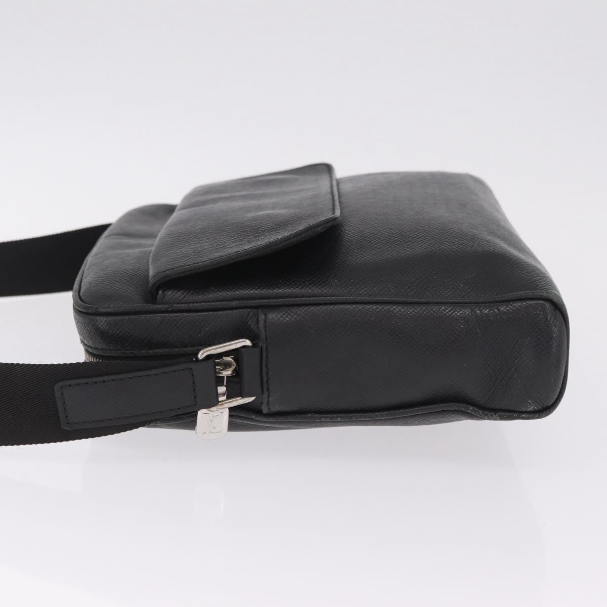 Louis Vuitton Alex Messenger Taiga Leather Black Leather Handbag (Pre-Owned)
