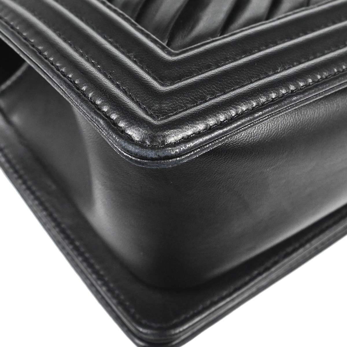 Chanel Boy Chanel Quilted Black Leather Shoulder Bag Bag (Pre-Owned)