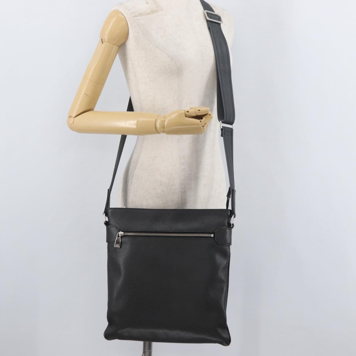 Louis Vuitton Sasha Taiga Leather Black Leather Handbag (Pre-Owned)