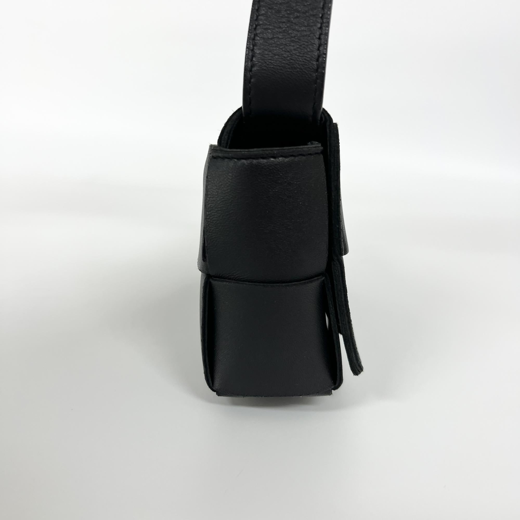 Bottega Veneta Cassette Belt Maxi Intrecciato Leather Black Leather Clutche & Pouche Bag (Pre-Owned)