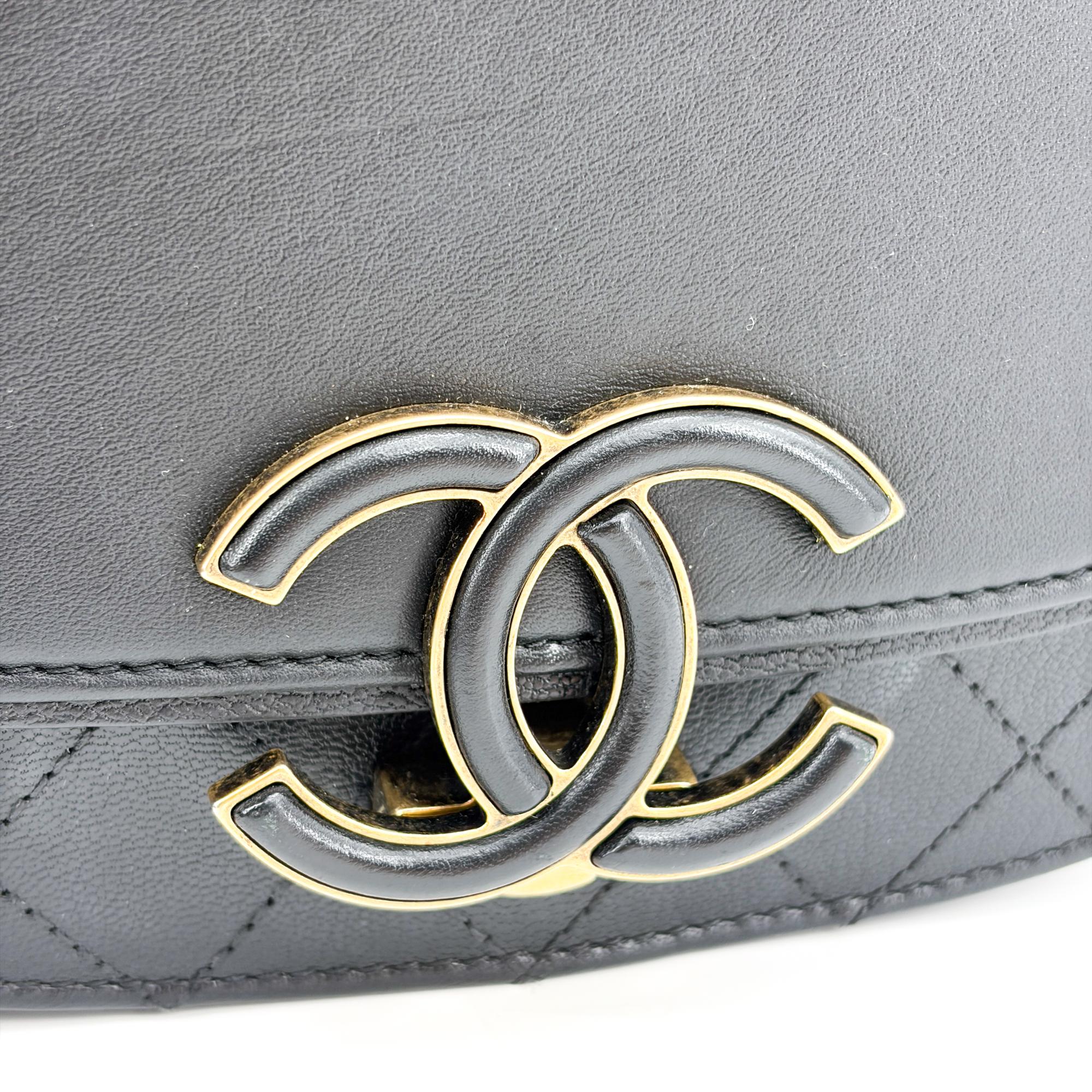 Chanel Coco Curve Flap Messenger Calfskin And Quilted Goatskin Black Leather Shoulder Bag Bag (Pre-Owned)