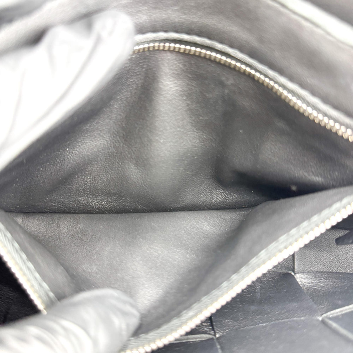 Bottega Veneta Cassette Maxi Intrecciato Leather Black Leather Crossbody Bag Bag (Pre-Owned)