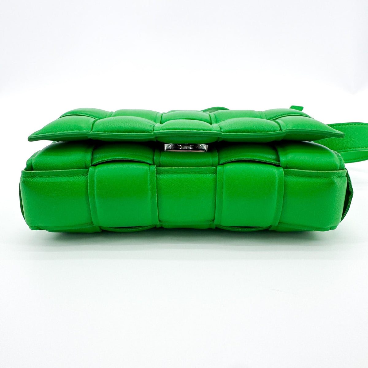 Bottega Veneta Cassette Padded Maxi Intrecciato Leather Green Leather Crossbody Bag Bag (Pre-Owned)
