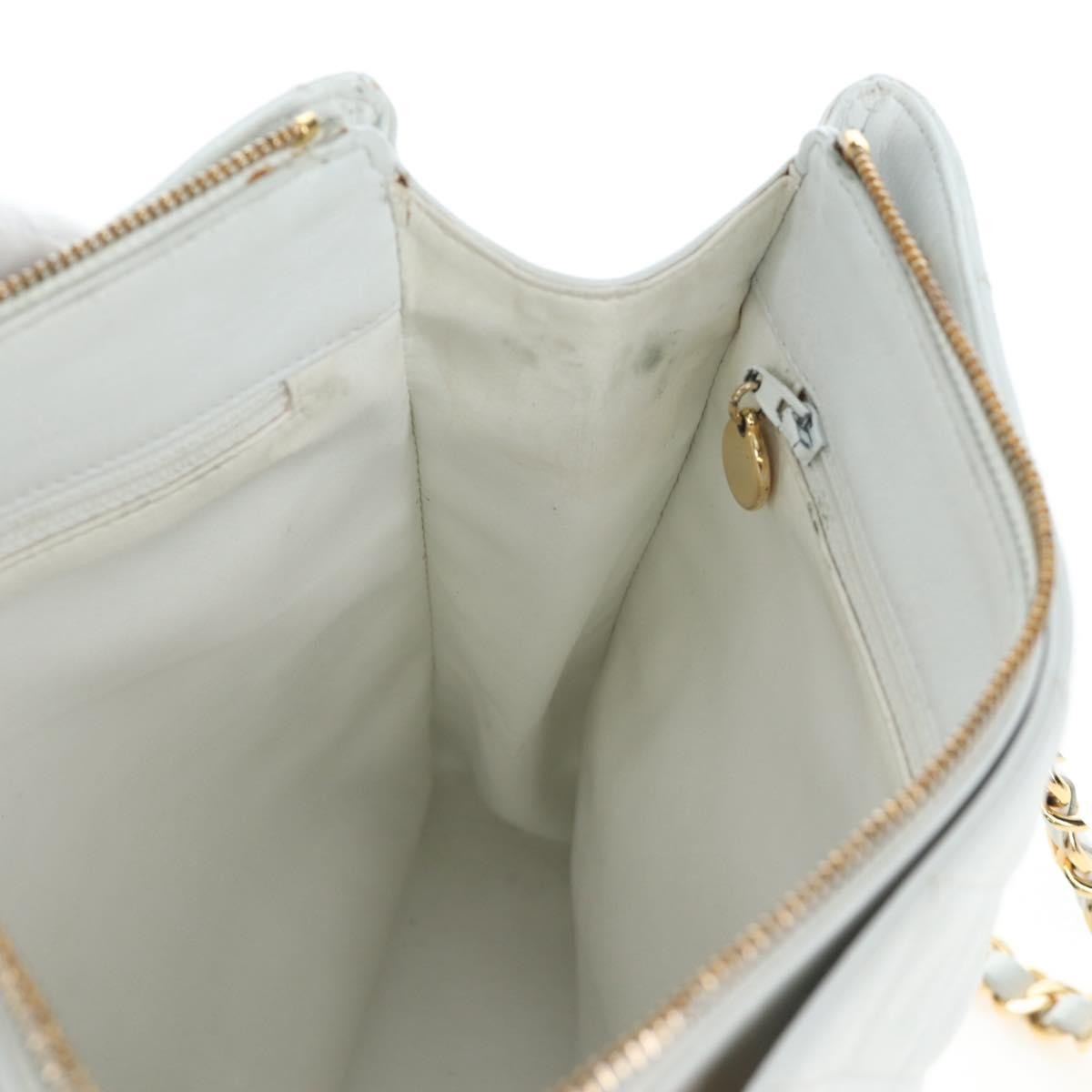 Chanel Shoulder Quilted Leather White Leather Shoulder Bag Bag (Pre-Owned)