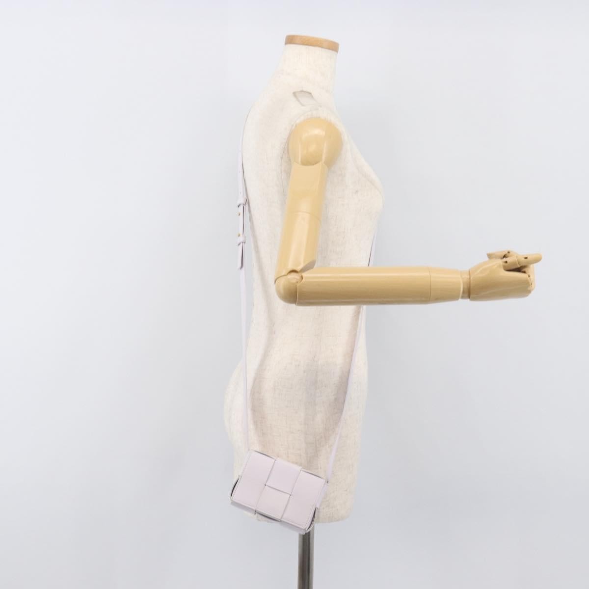 Bottega Veneta Cassette Maxi Intrecciato Leather White Leather Clutche & Pouche Bag (Pre-Owned)