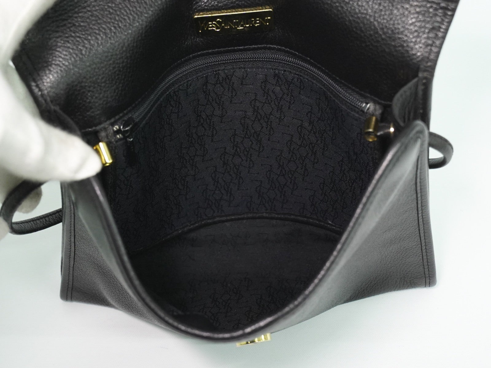 Saint Laurent Vintage Leather Black Leather Shoulder Bag Bag (Pre-Owned)