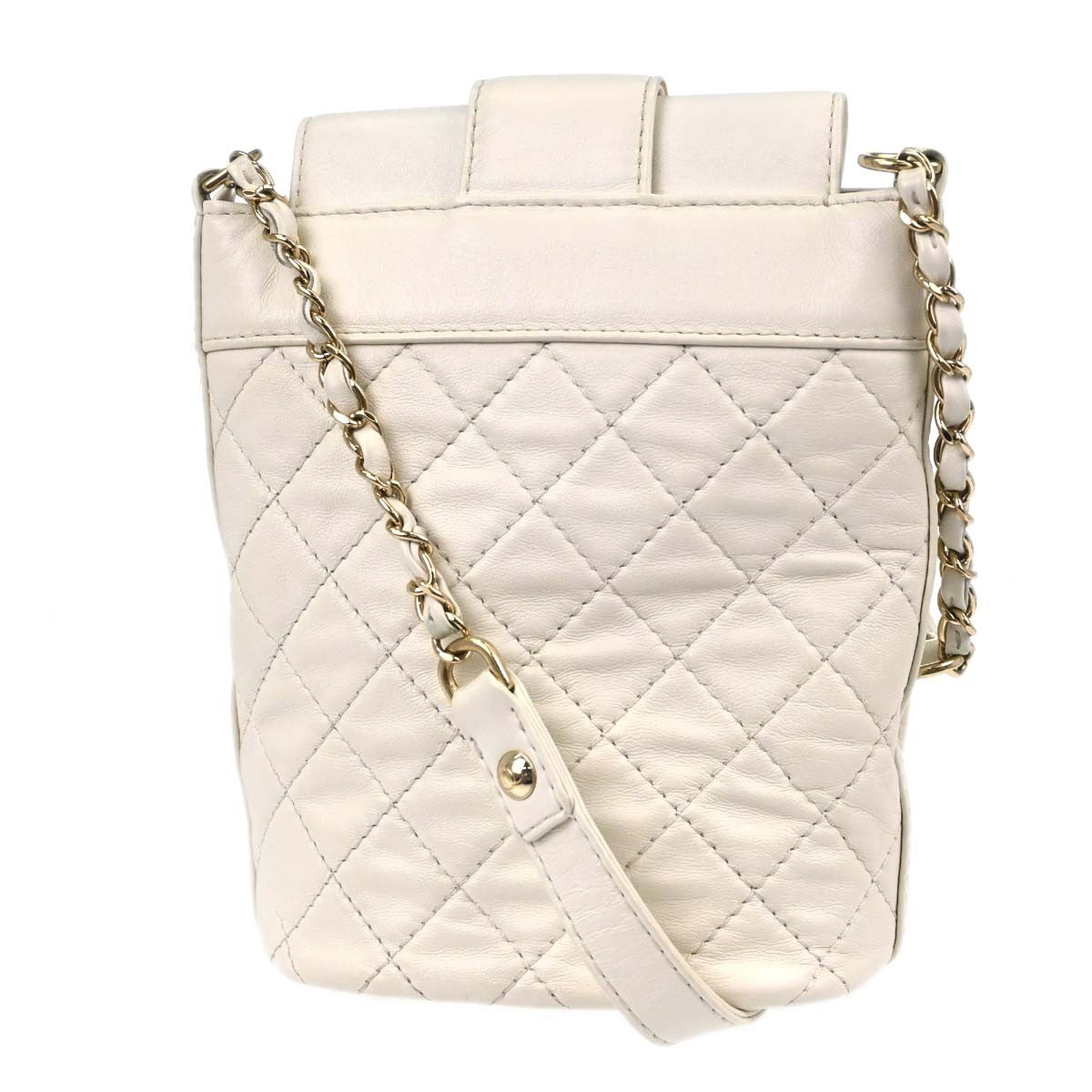 Chanel Vintage Cc Turnlock Flap Leather White Leather Shoulder Bag Bag (Pre-Owned)