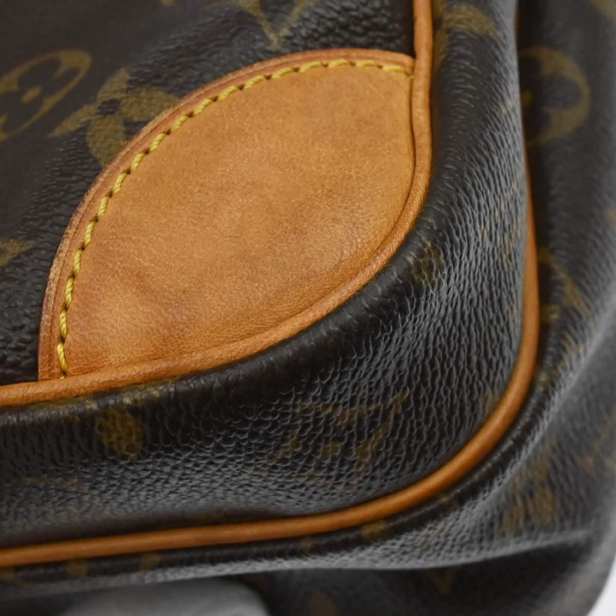 Louis Vuitton Nil Messenger Monogram Canvas Brown Canvas Shoulder Bag Bag (Pre-Owned)