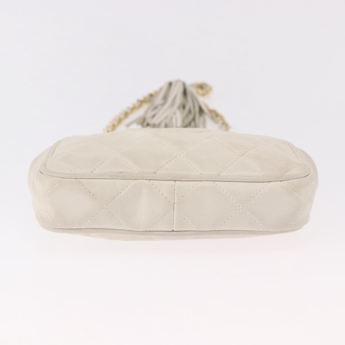 Chanel Vintage Diamond Cc Tassel Quilted Leather White Leather Shoulder Bag Bag (Pre-Owned)