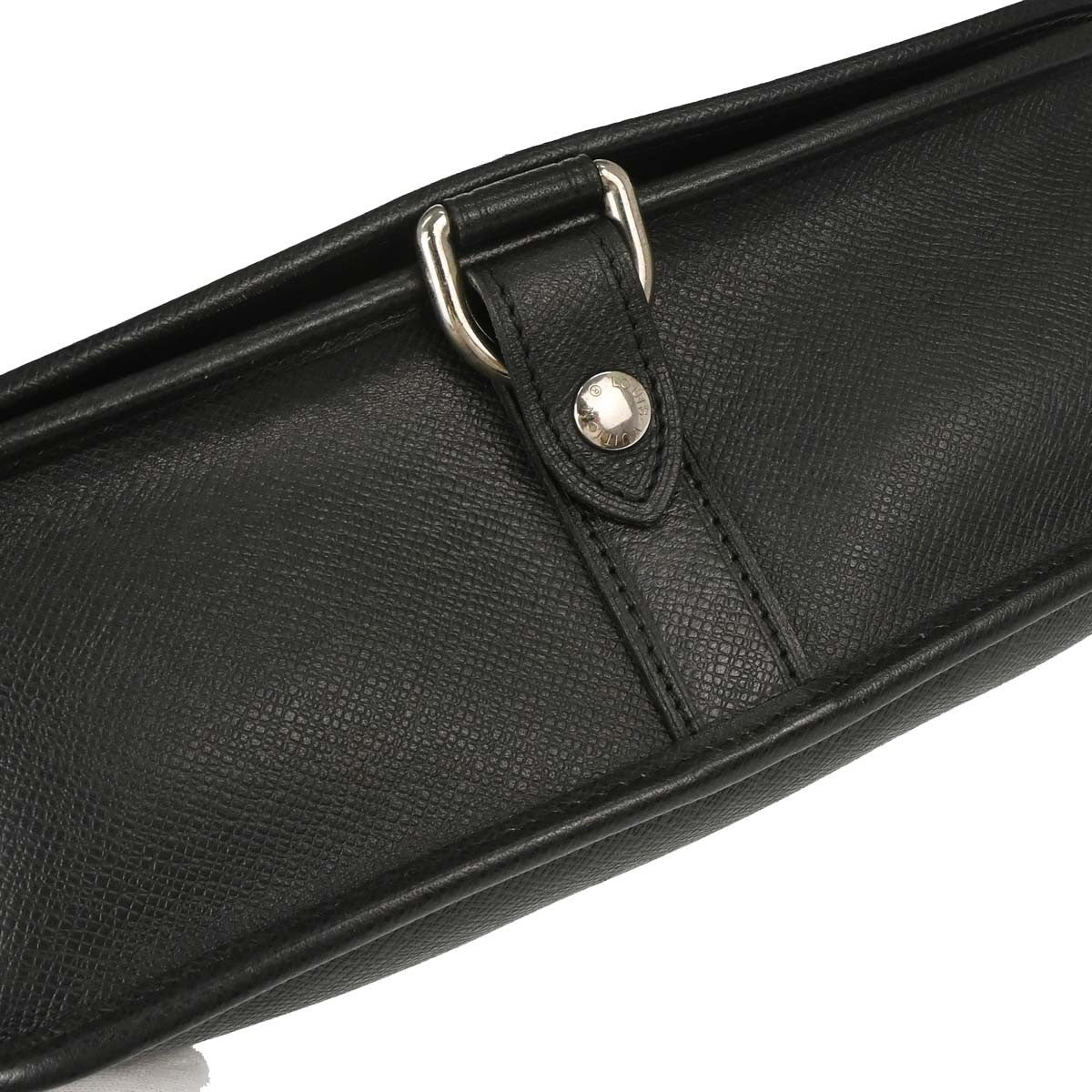 Louis Vuitton Andrei Messenger Taiga Leather Black Leather Shoulder Bag Bag (Pre-Owned)