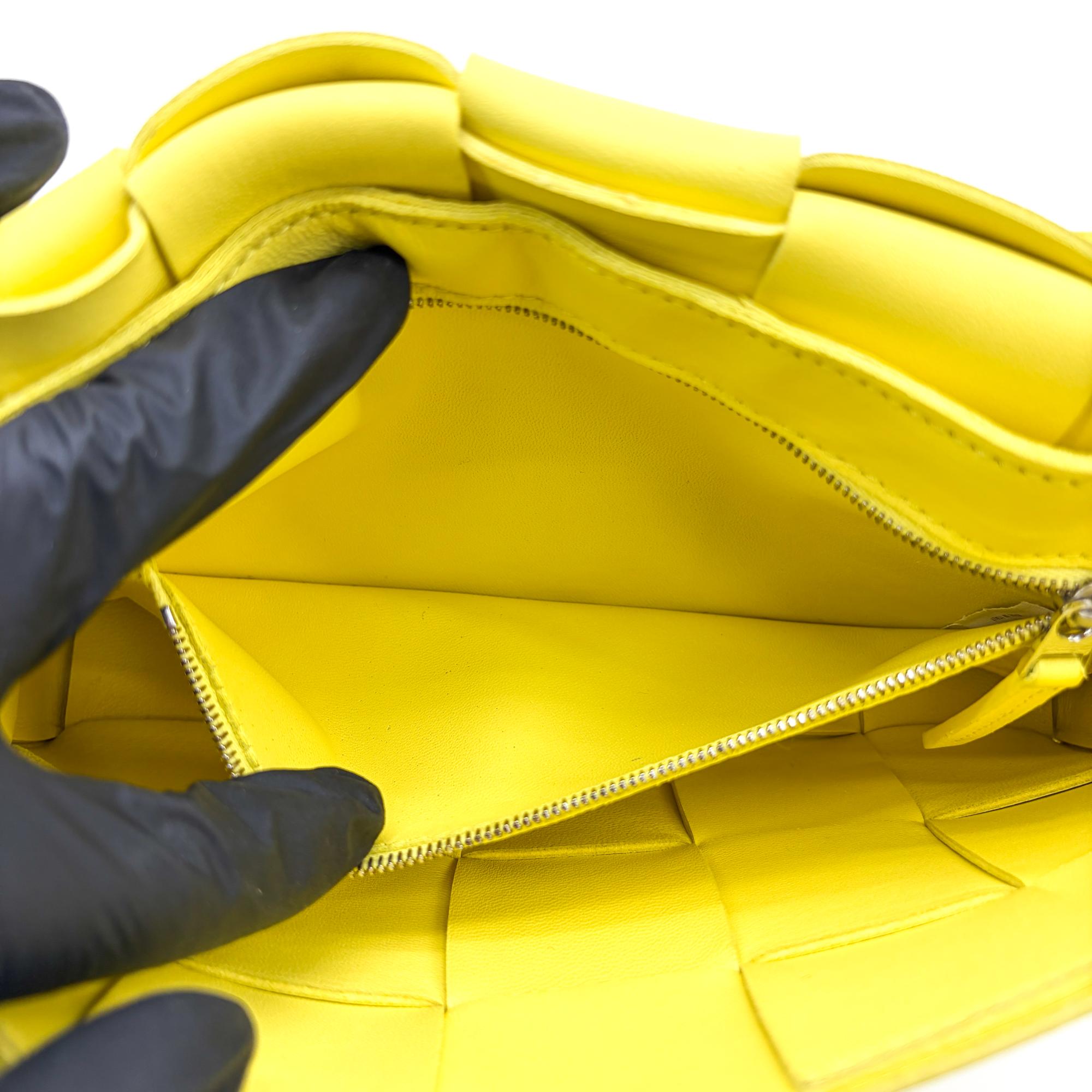 Bottega Veneta Cassette Crossbody Bag Maxi Intrecciato Leather Yellow Leather Crossbody Bag Bag (Pre-Owned)