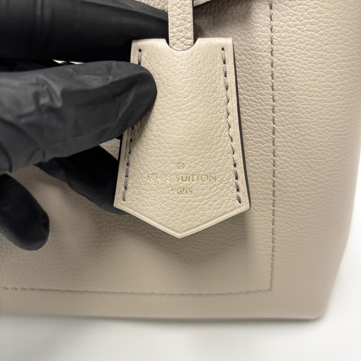 Louis Vuitton Lockme Ever Leather Beige Leather Handbag (Pre-Owned)