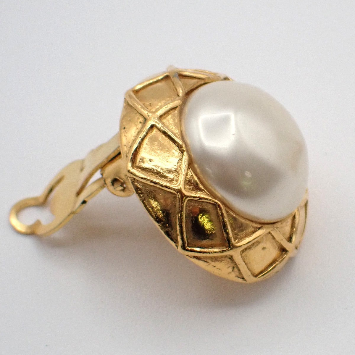 Chanel Vintage Round Clip-On Metal With Faux Pearl Gold Gold_Plated Earrings Jewelry (Pre-Owned)
