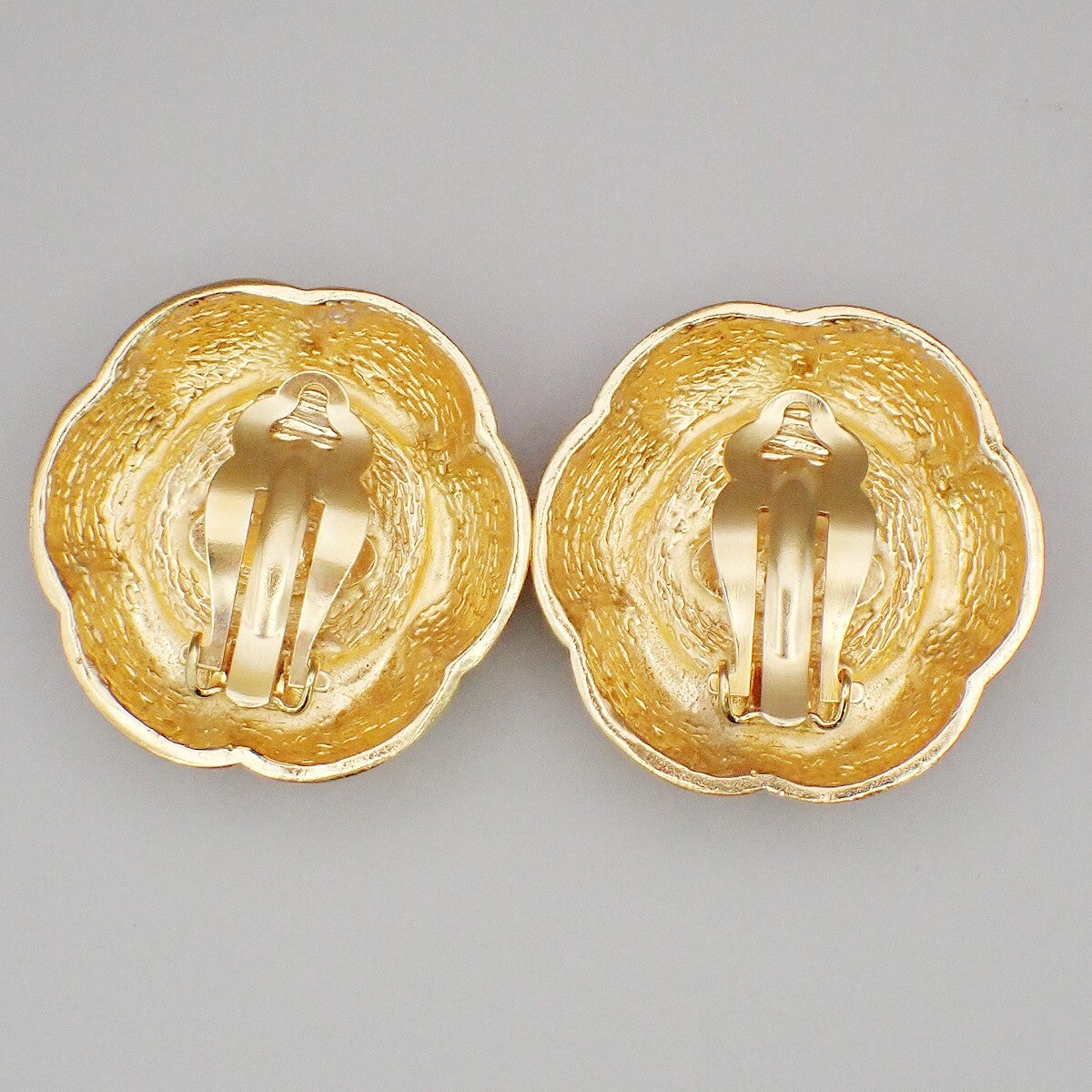 Chanel Vintage Cc Flower Clip-On Textured Metal Gold Gold_Plated Earrings Jewelry (Pre-Owned)