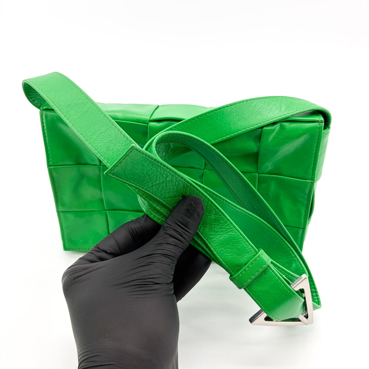 Bottega Veneta Cassette Maxi Intrecciato Leather Green Leather Crossbody Bag Bag (Pre-Owned)