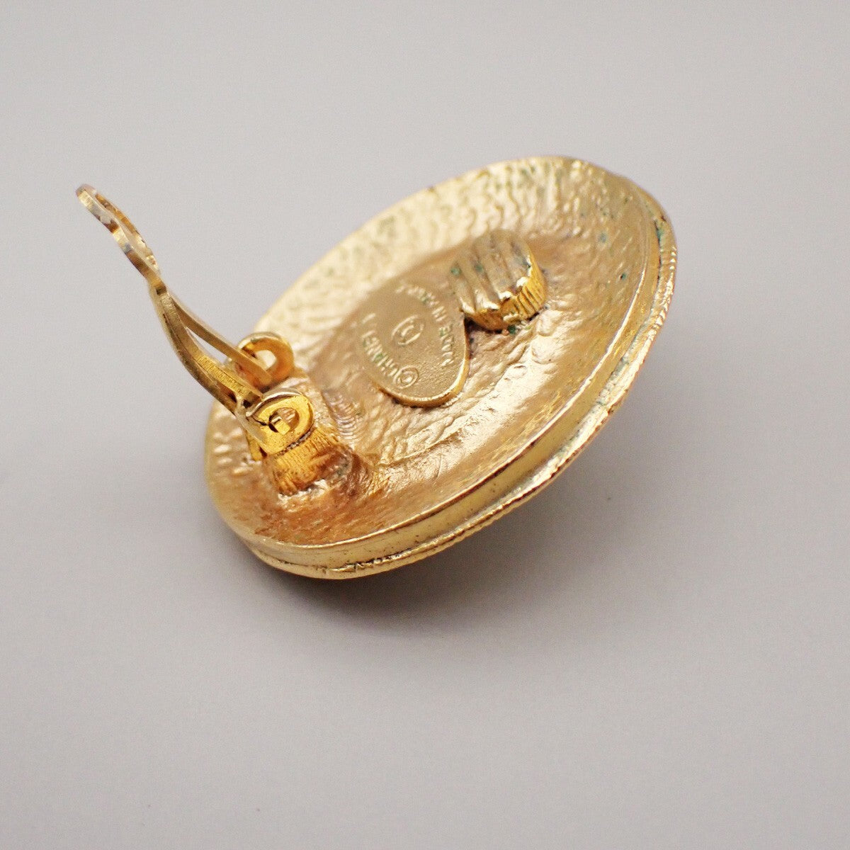 Chanel Vintage Round Clip-On Metal With Faux Pearl Gold Gold_Plated Earrings Jewelry (Pre-Owned)